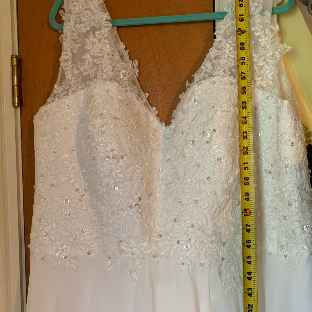 Long wedding dress, with train. - Picture 3 of 11